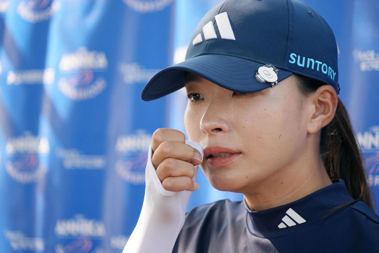 第2ラウンド、ホールアウト後のインタビューで涙を流す渋野日向子。通算6オーバーで予選落ちした（共同）