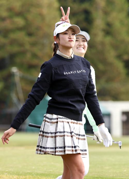 2番、ティーショットを放ち原英莉花（手前）の頭上でピースする稲見萌寧（撮影・宮地輝）