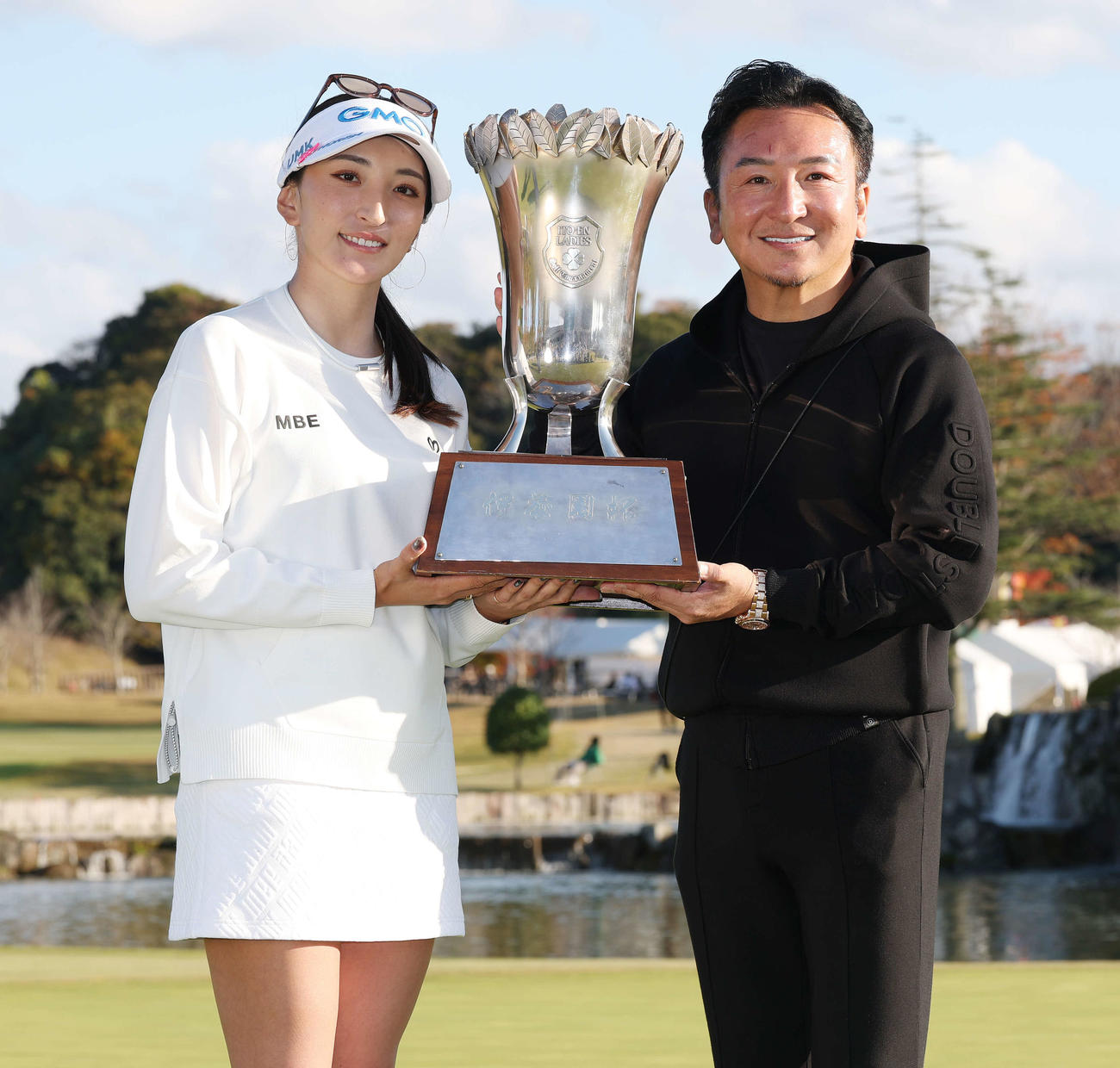 初優勝し父の信幸さん（右）とトロフィーを手にする脇元華（撮影・宮地輝）