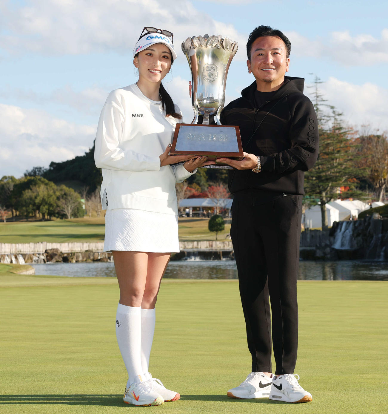 初優勝し父の信幸さん（右）とトロフィーを手にする脇元華（撮影・宮地輝）