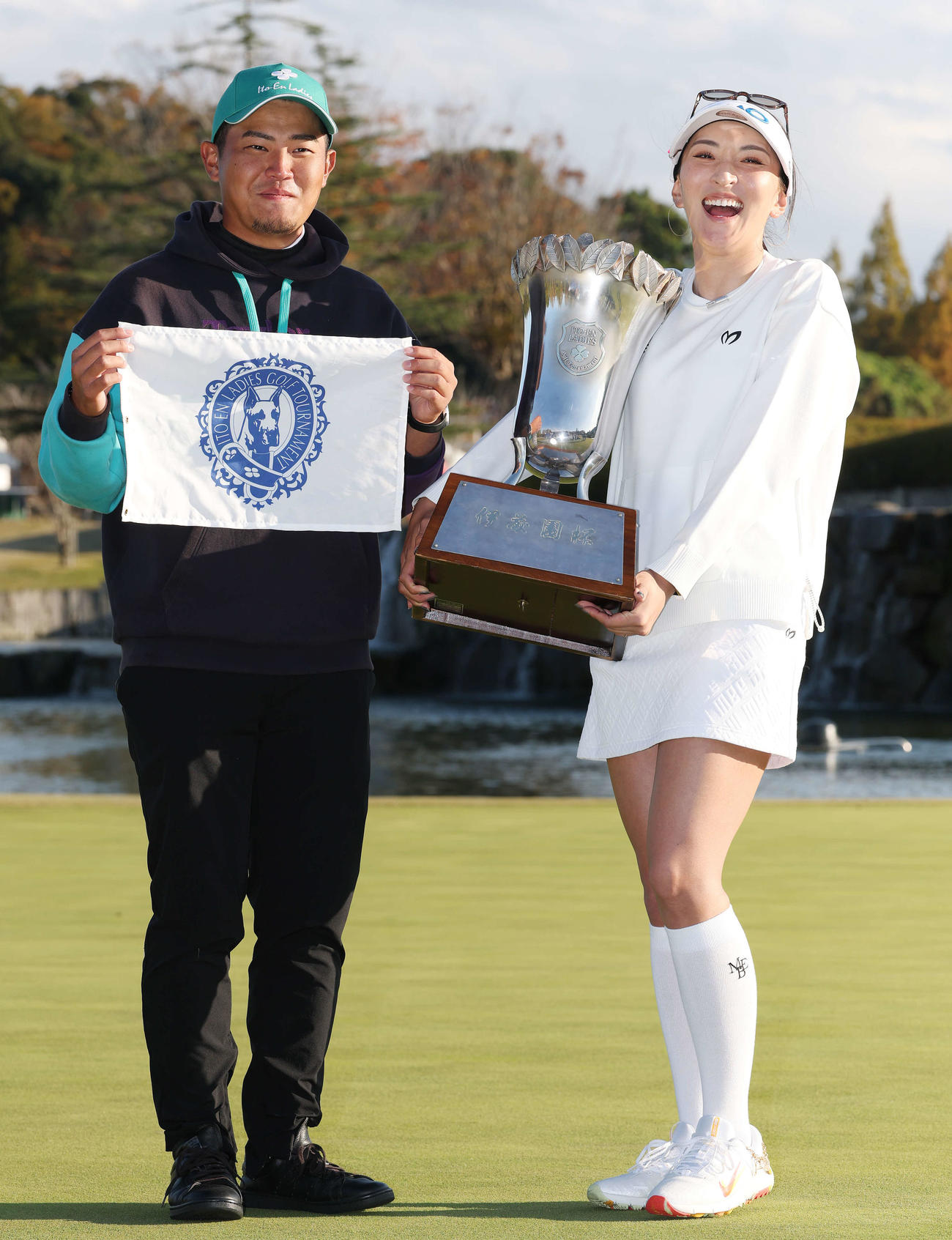初優勝し伊予翼キャディー（左）と笑顔を見せる脇元華（撮影・宮地輝）