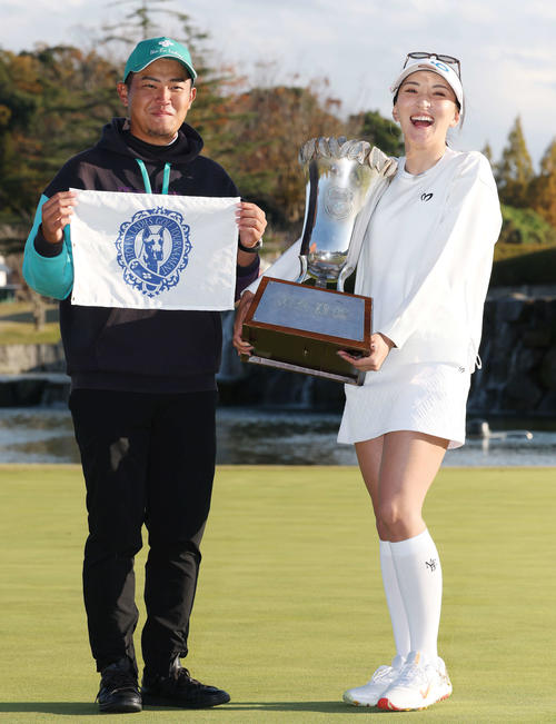 初優勝し伊予翼キャディー(左)と笑顔を見せる脇元華(撮影・宮地輝)