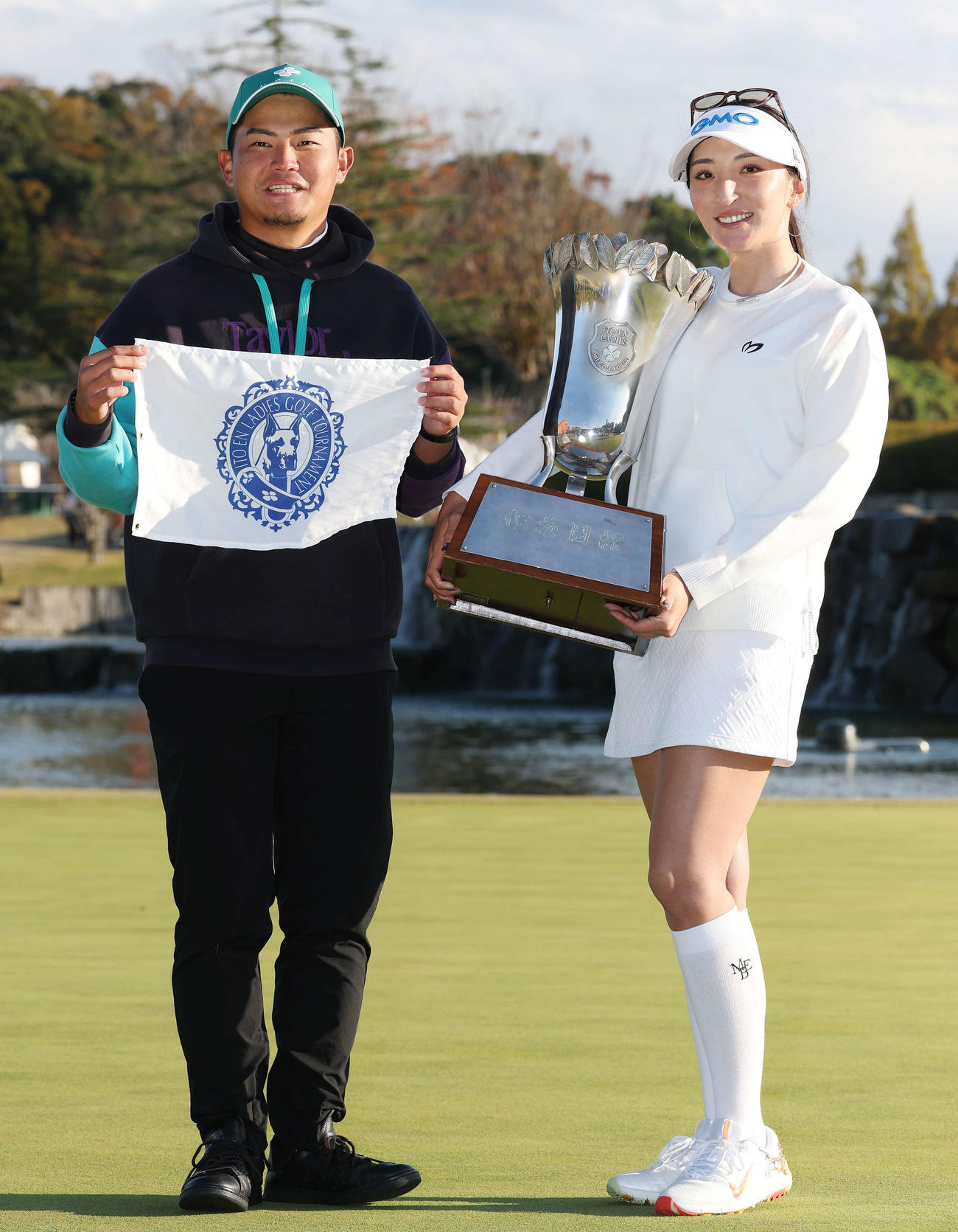 初優勝し伊予翼キャディー（左）と笑顔で記念撮影する脇元華（撮影・宮地輝）