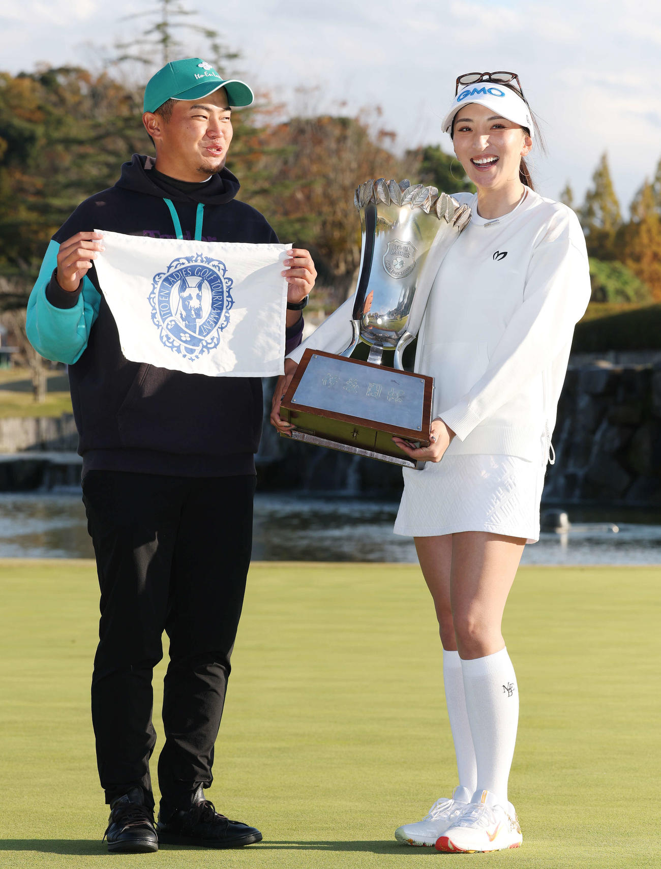 初優勝し伊予翼キャディー（左）と笑顔を見せる脇元華（撮影・宮地輝）