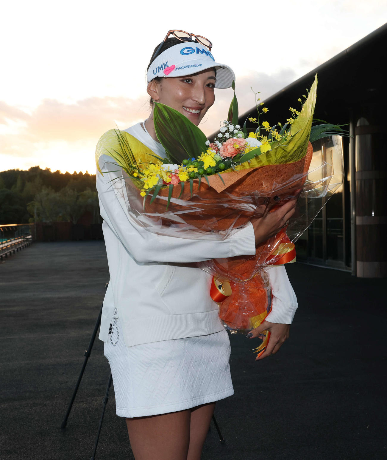 初優勝し花束を手に笑顔の脇元華（撮影・宮地輝）