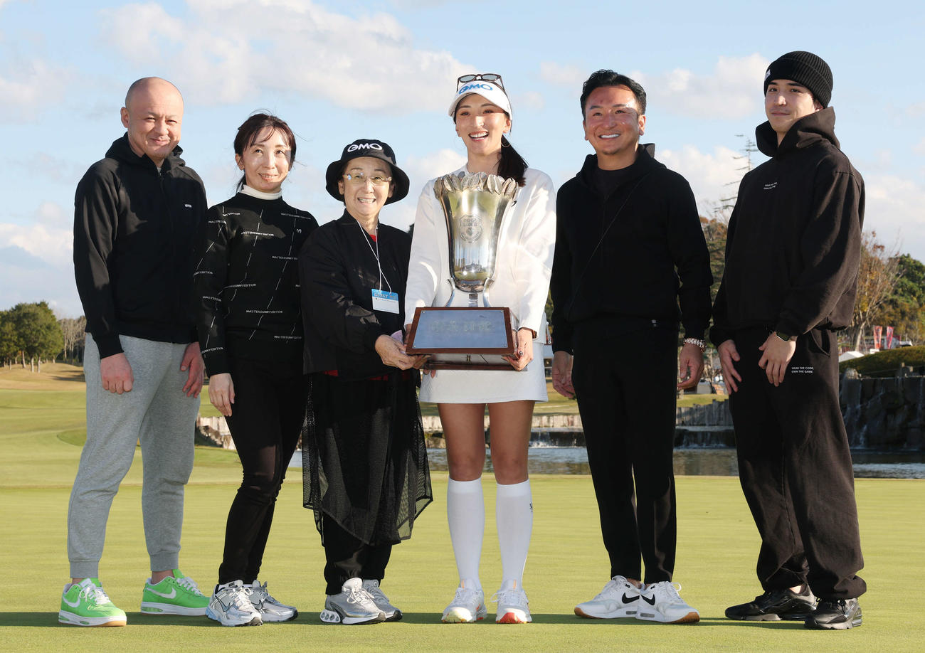 初優勝し家族と記念撮影する脇元華（撮影・宮地輝）