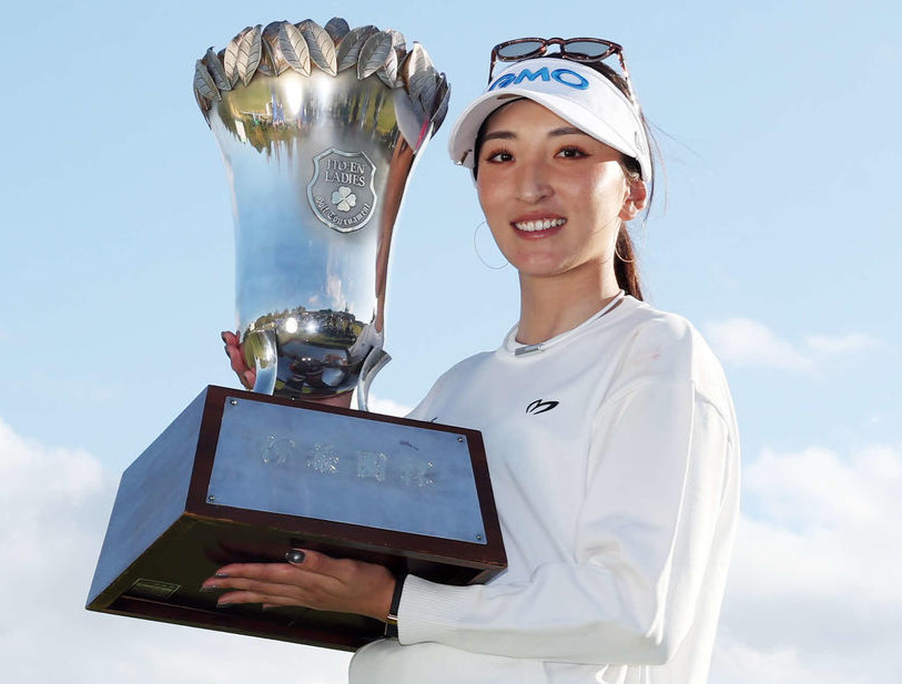 初優勝しトロフィーを手に笑顔の脇元華（撮影・宮地輝）