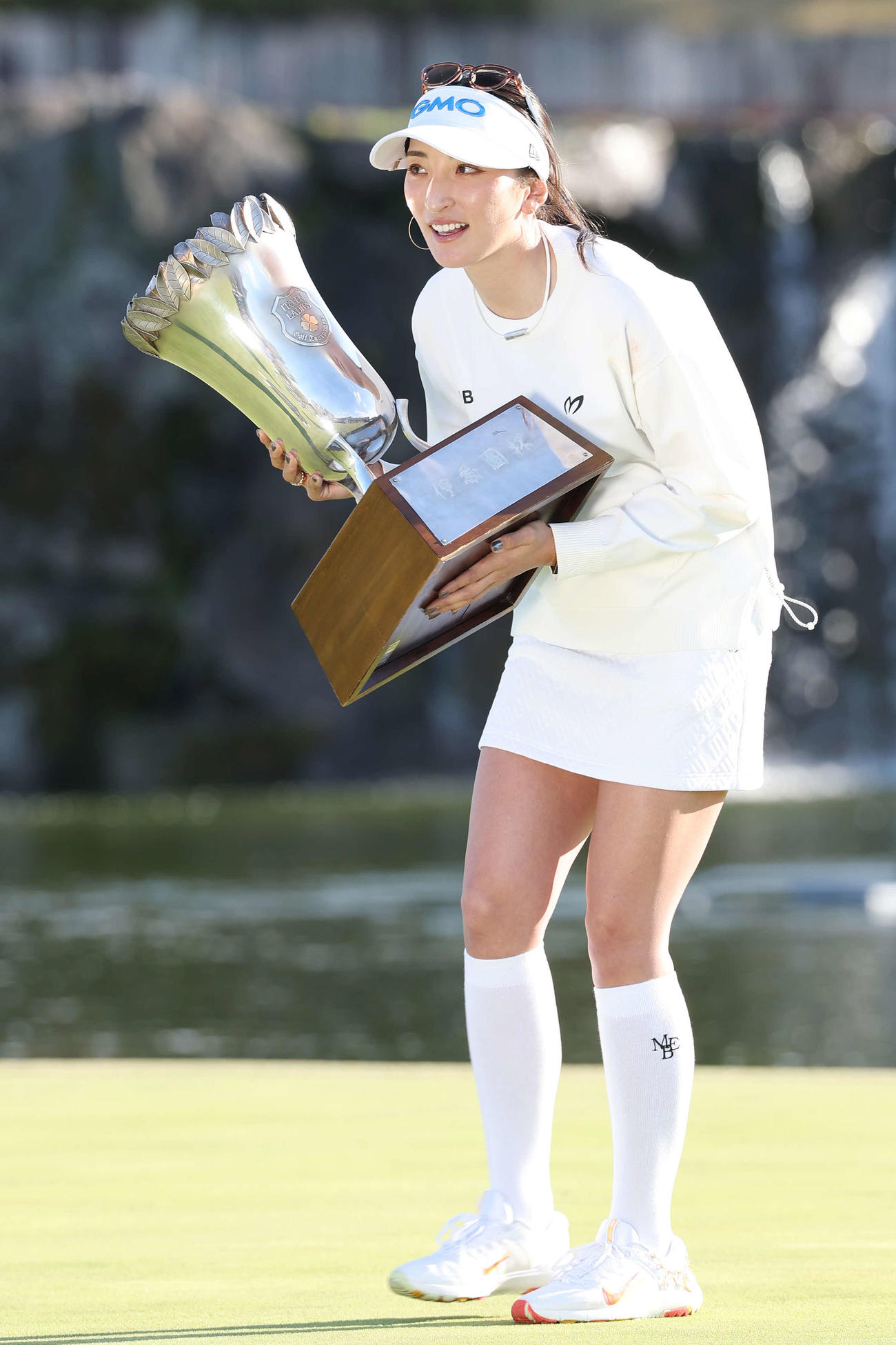初優勝し重たいトロフィーとの記念撮影を終えた脇元華（撮影・宮地輝）