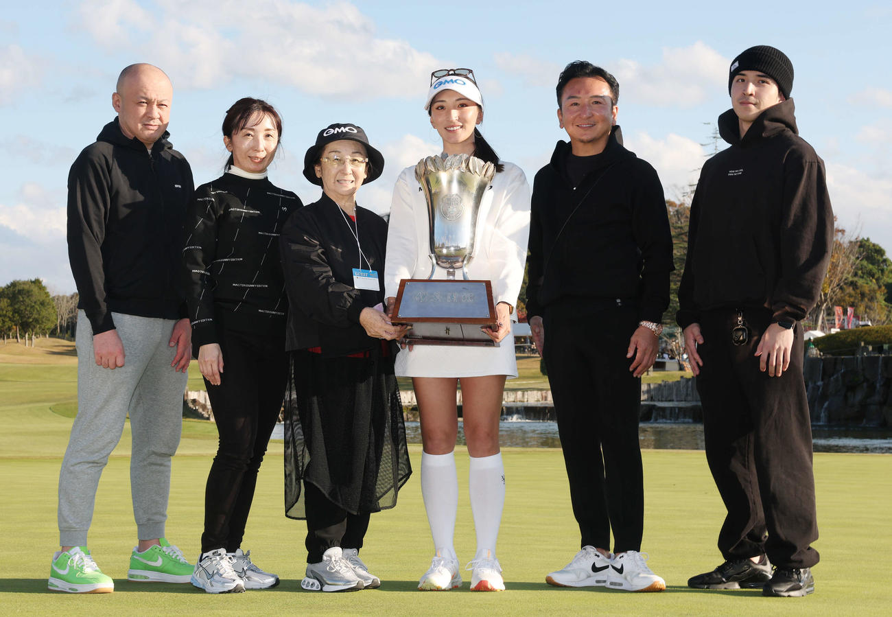 初優勝し家族と記念撮影する脇元華（撮影・宮地輝）