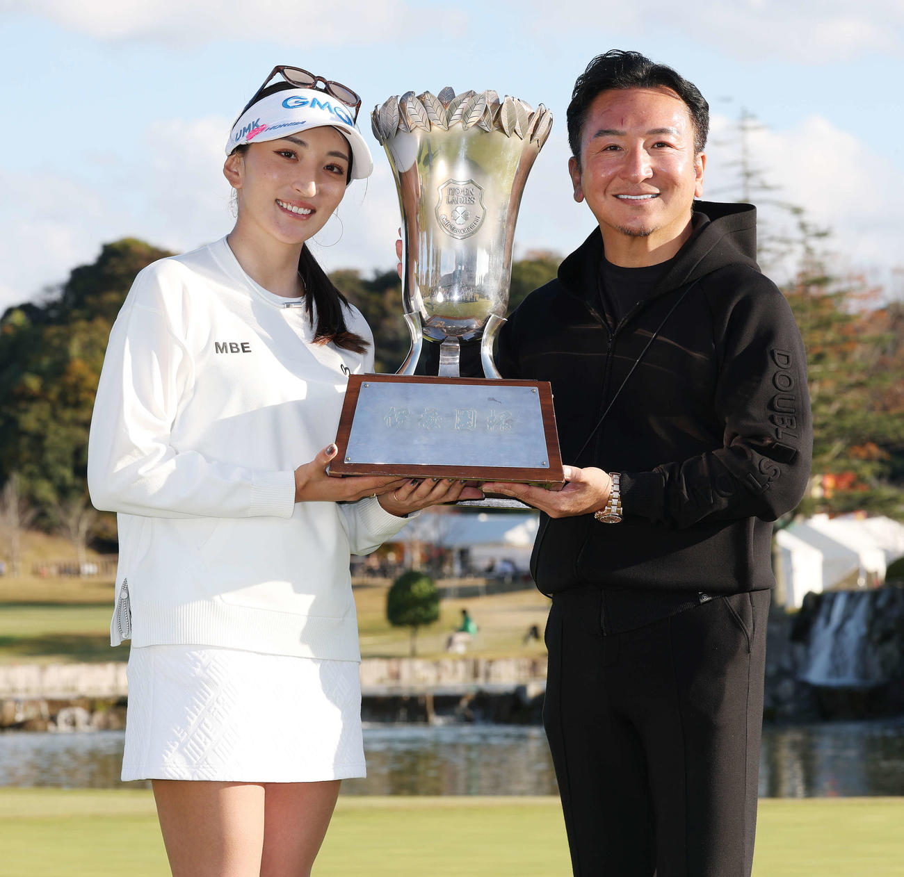 初優勝し父の信幸さん（右）とトロフィーを手にする脇元華（撮影・宮地輝）