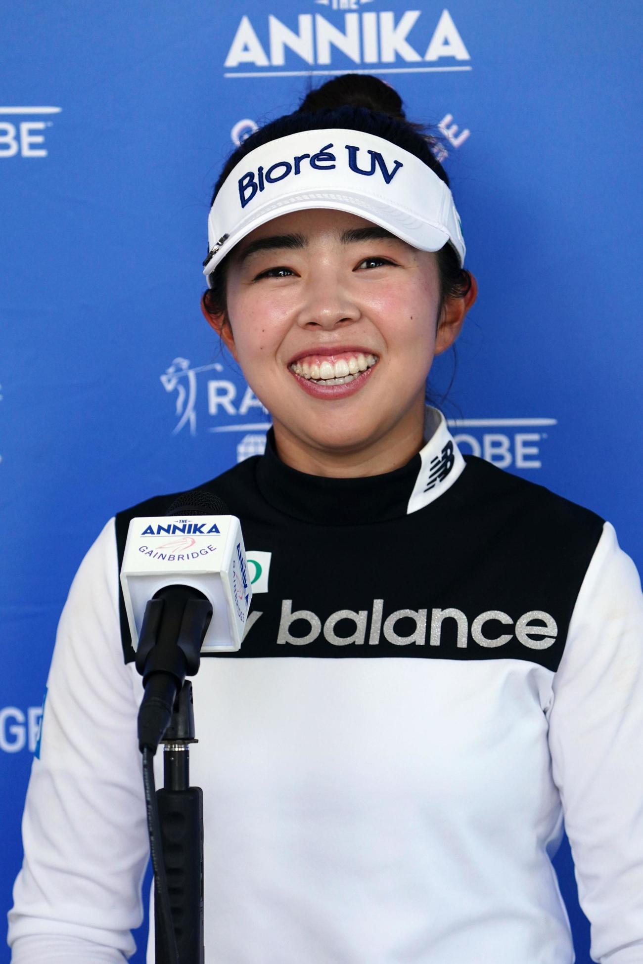 米女子ゴルフツアーで今季の新人賞獲得が確定し、取材に笑顔の山下美夢有（共同）