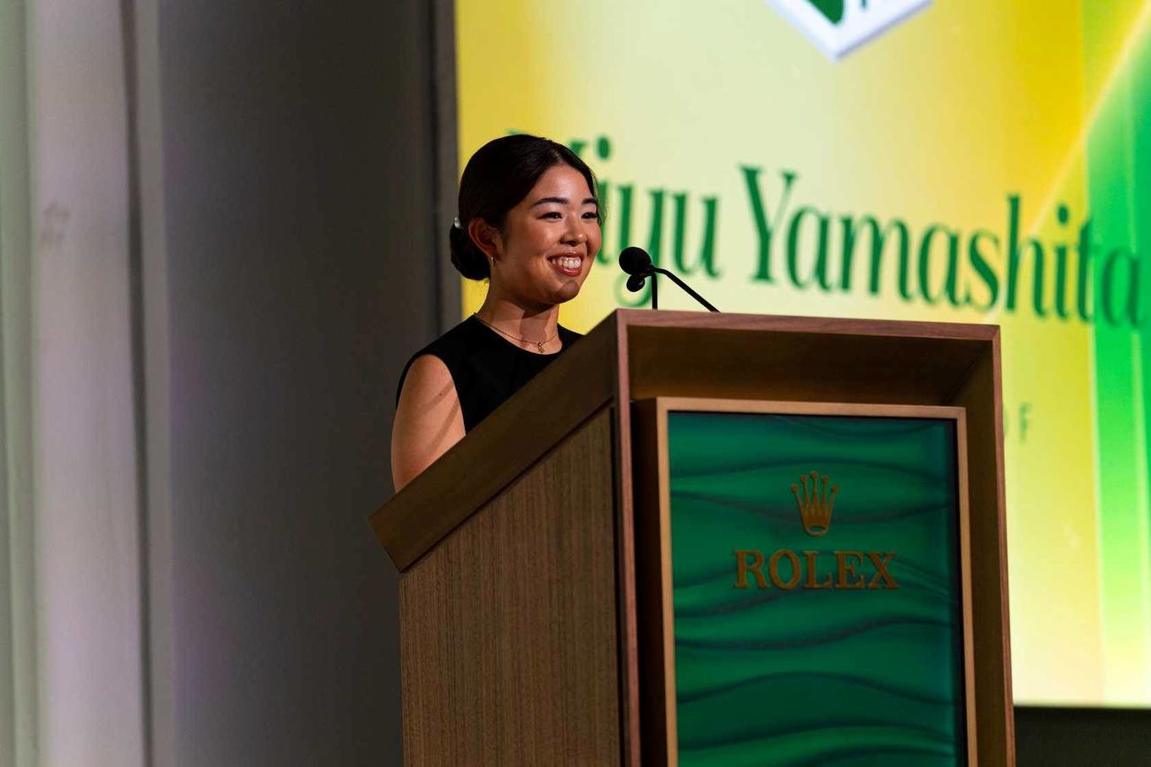 米女子ツアーの新人賞を獲得した山下美夢有は表彰式で英語でスピーチ（提供LPGA）