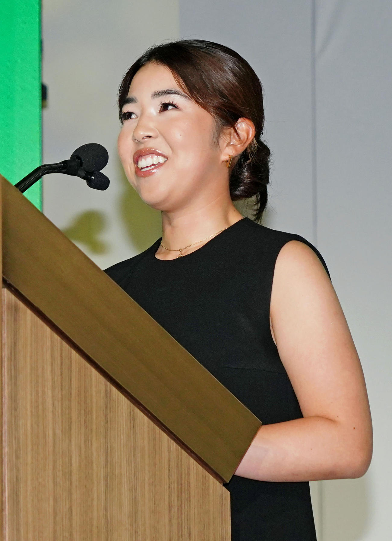 米女子プロゴルフ協会の授賞式で新人賞を受賞し、英語でスピーチする山下美夢有（共同）