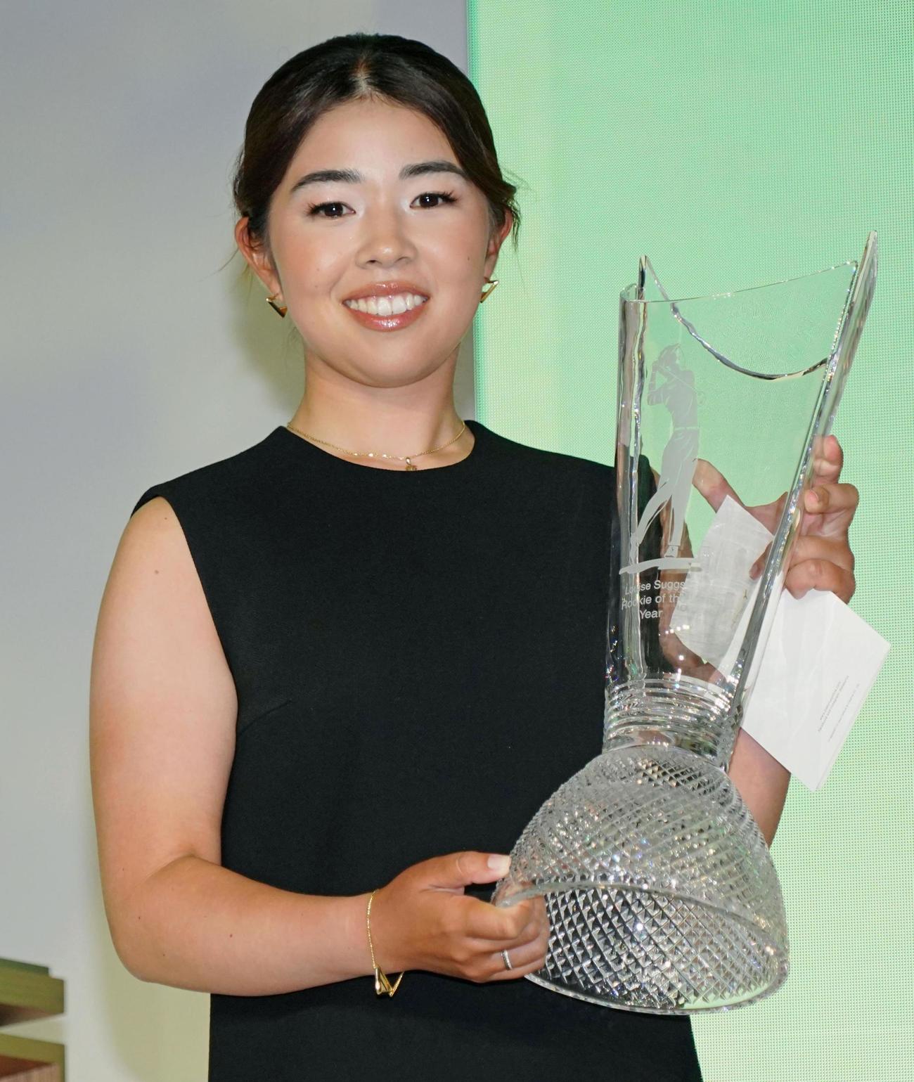 米女子プロゴルフ協会の授賞式で新人賞を受賞した山下美夢有（共同）