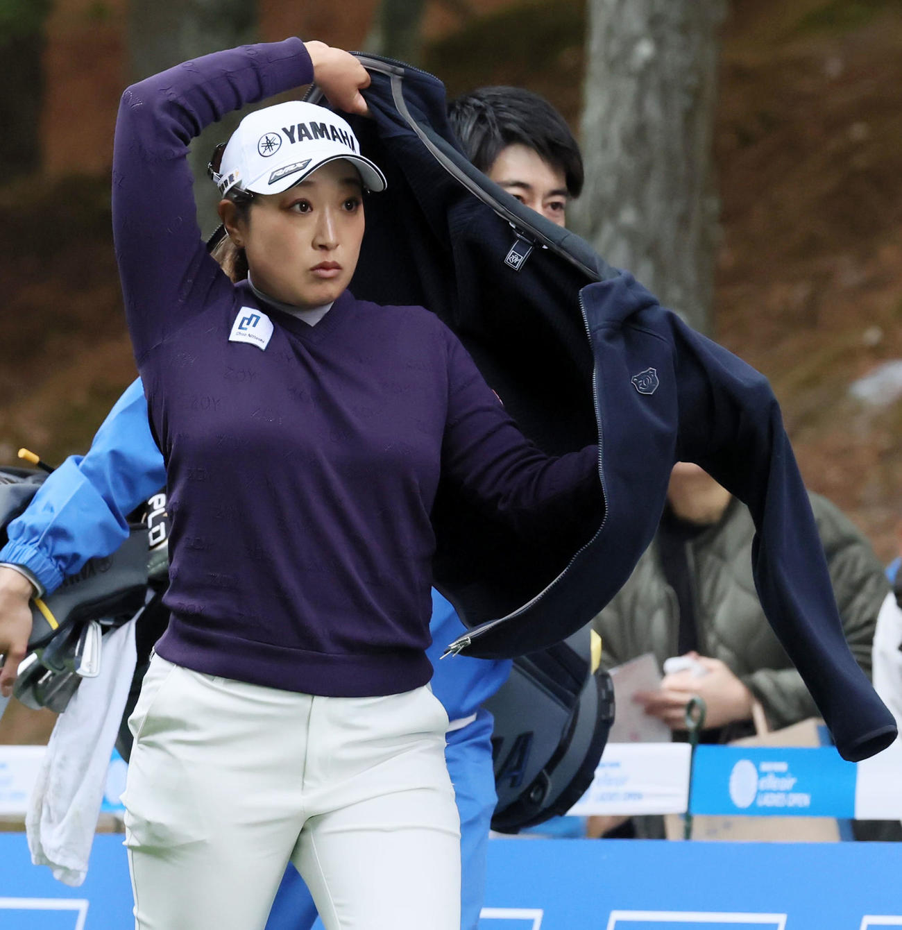 16番、ティーショットを打ち終え上着を羽織る高木（撮影・加藤哉）