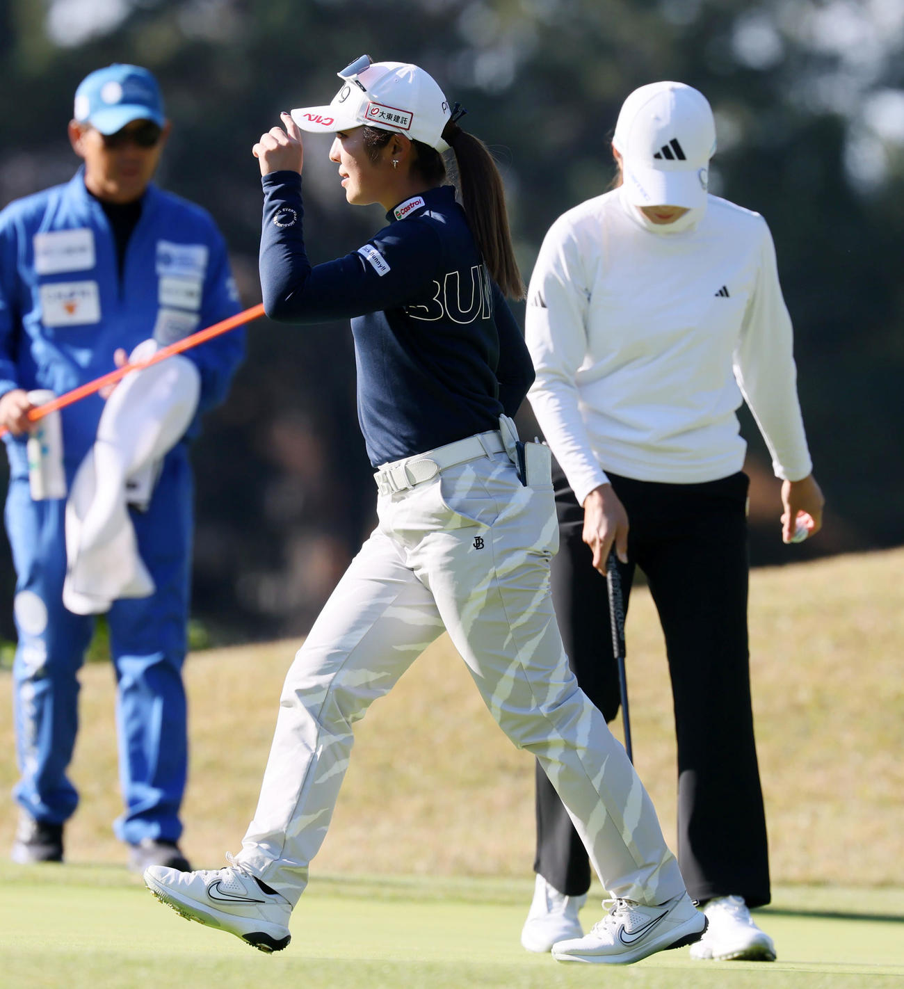 12番、パーセーブの佐久間。右は渋野（撮影・加藤哉）