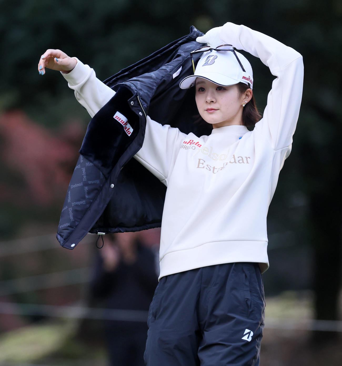 11番、ティーショットを放ち上着を羽織る川崎春花（撮影・加藤哉）