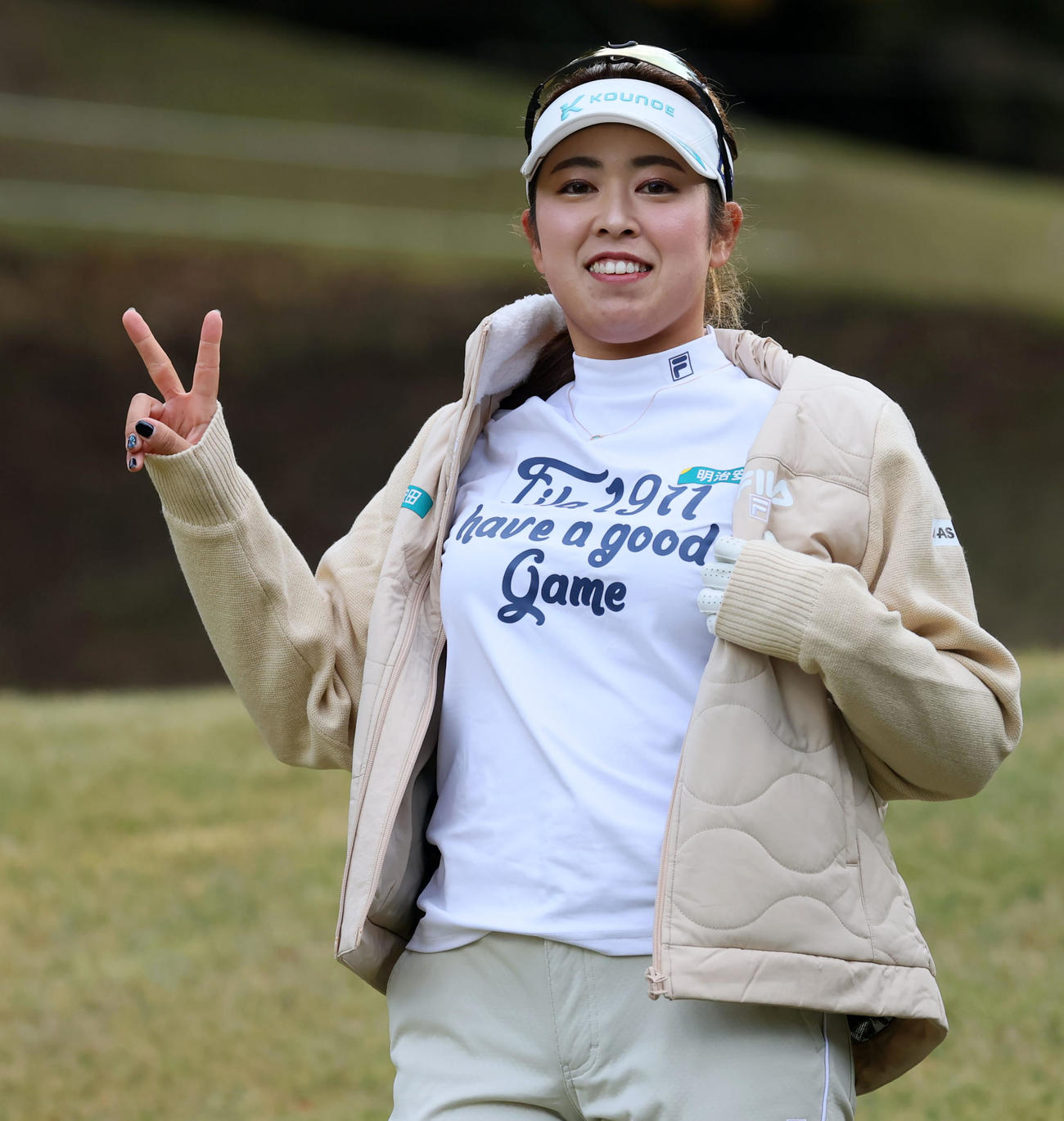11番、ティーショットを放ちカメラに向かってポーズを決める天本ハルカ（撮影・加藤哉）