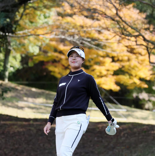 11番、ティーショットを打ち終え色づいた木々を背に移動する高野愛姫（撮影・加藤哉）