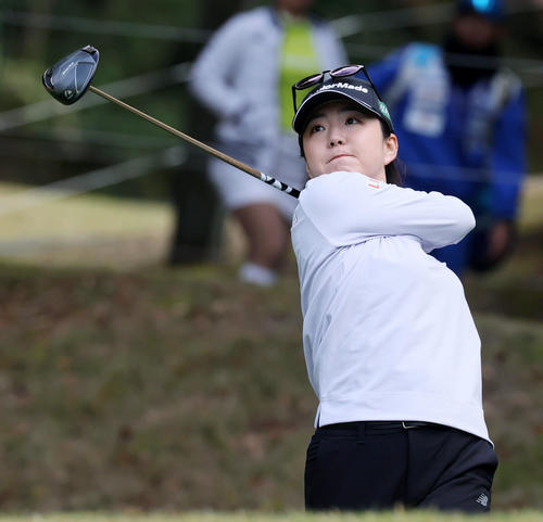 11番、ティーショットを放つ山内日菜子（撮影・加藤哉）