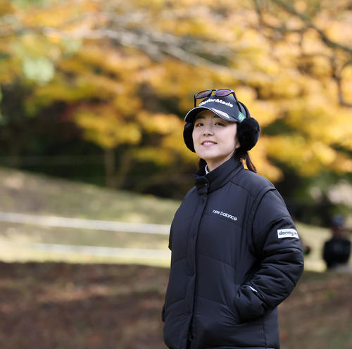 11番、ティーショットを打ち終え防寒着を着込んで移動する山内日菜子（撮影・加藤哉）