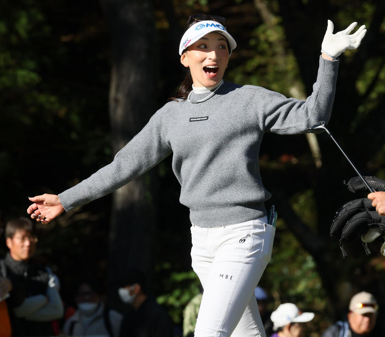 3番、ティーショットを打ち終えジェスチャーを交えて話す脇元華（撮影・加藤哉）