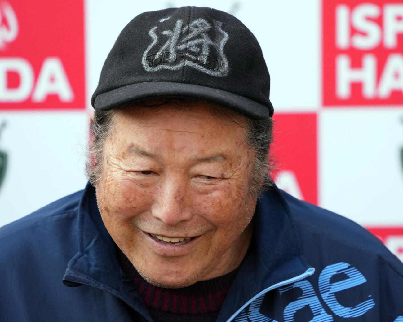 ジャンボ尾崎ゴルフアカデミーセレクションを終え、「将」と書かれたキャップをかぶり、報道陣と笑顔で話をする尾崎（撮影・狩俣裕三）