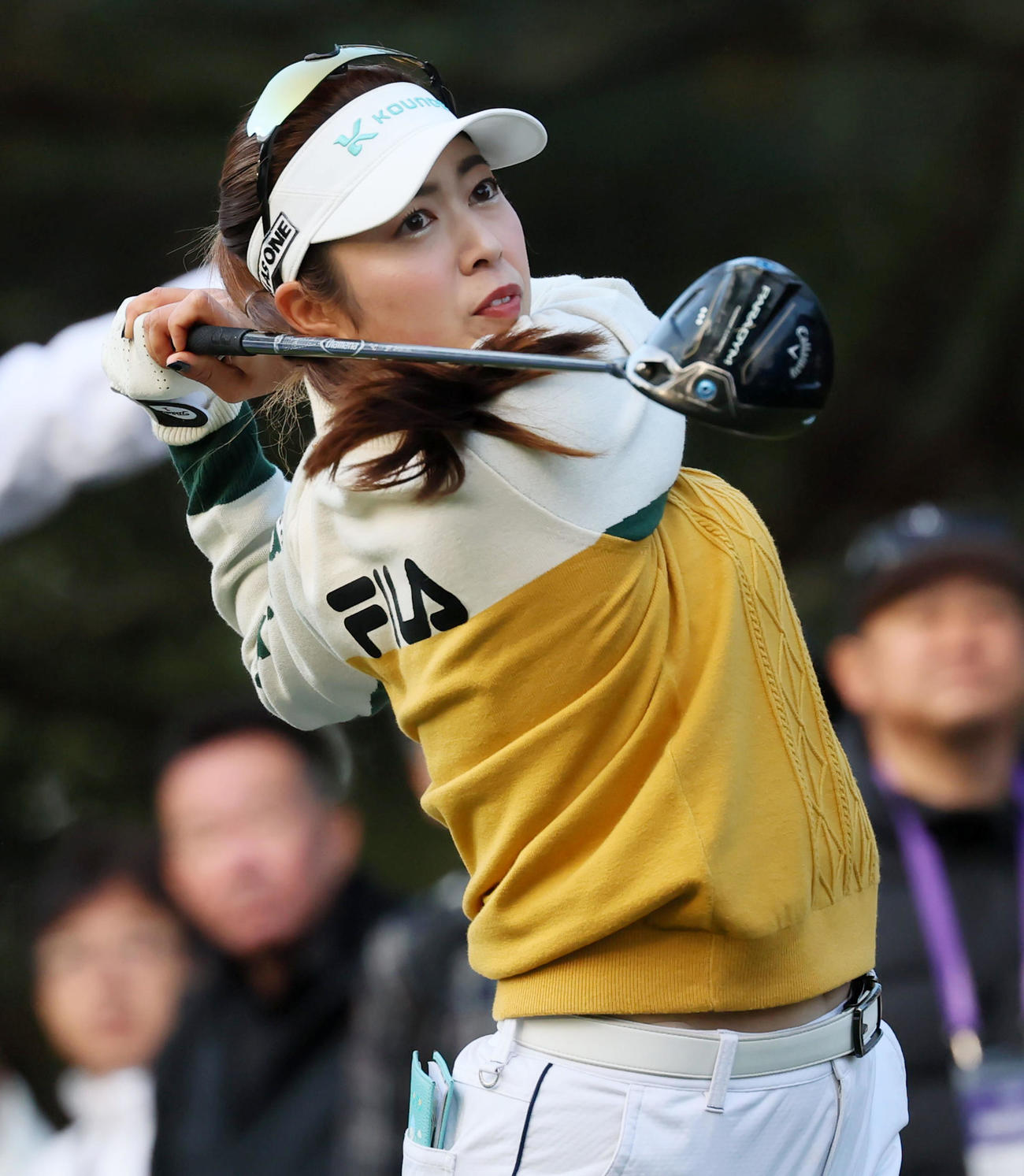 10番、ティーショットを放つ天本（撮影・加藤哉）