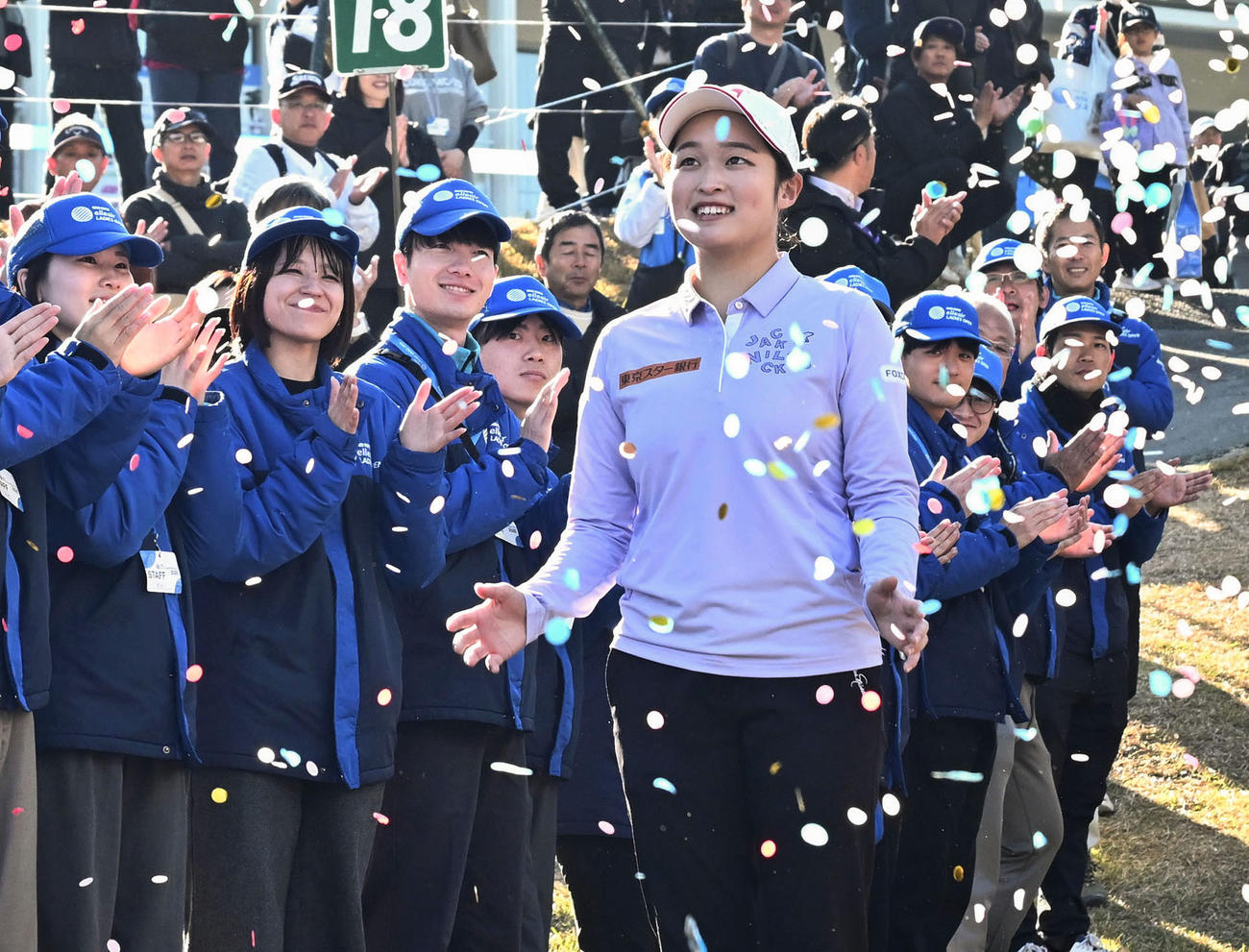 通算15アンダーで優勝し、紙吹雪で祝福される呉佳晏（共同）