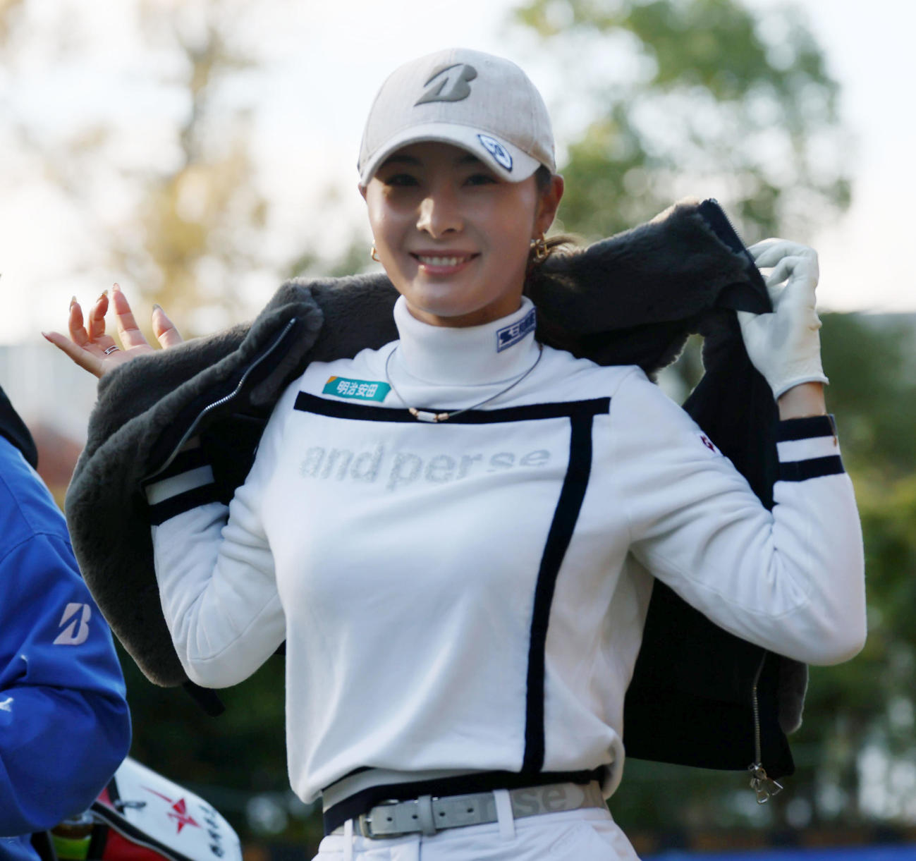 10番、ティーショットを終え上着を羽織る鶴岡果恋（撮影・加藤哉）