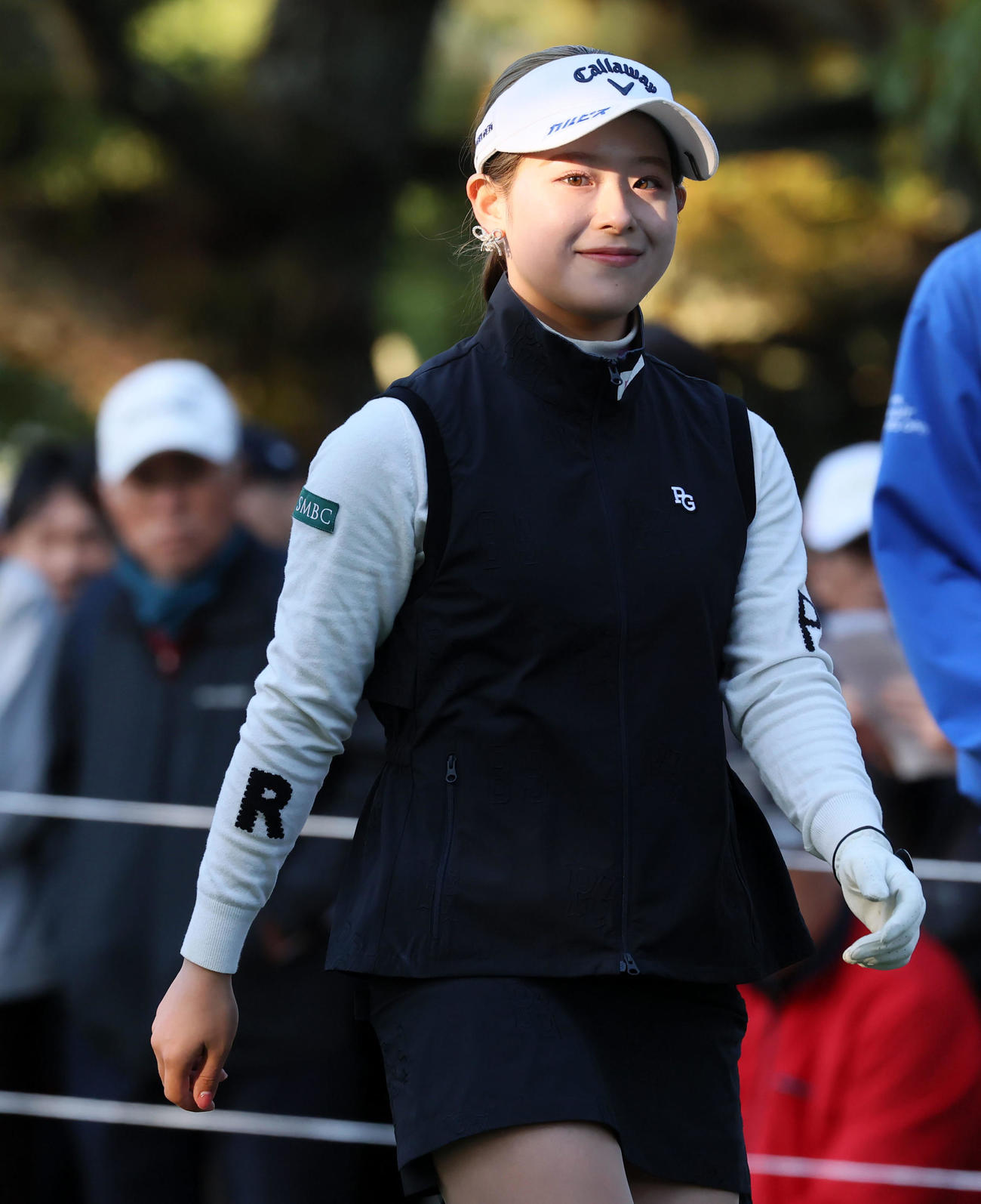 10番、ティーショットを打ち終え歩き出す吉田鈴（撮影・加藤哉）
