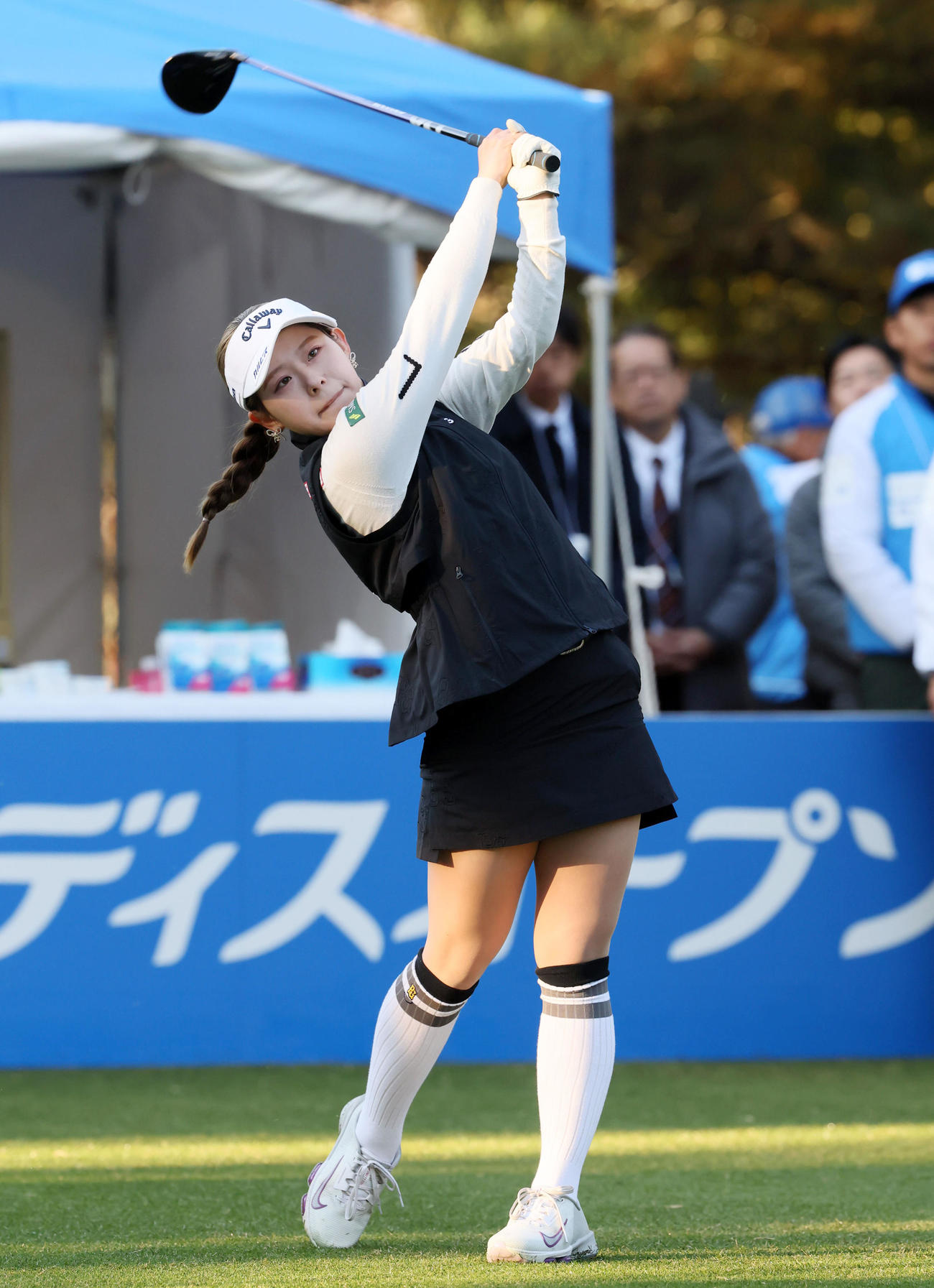 10番、ティーショットを放つ吉田（撮影・加藤哉）