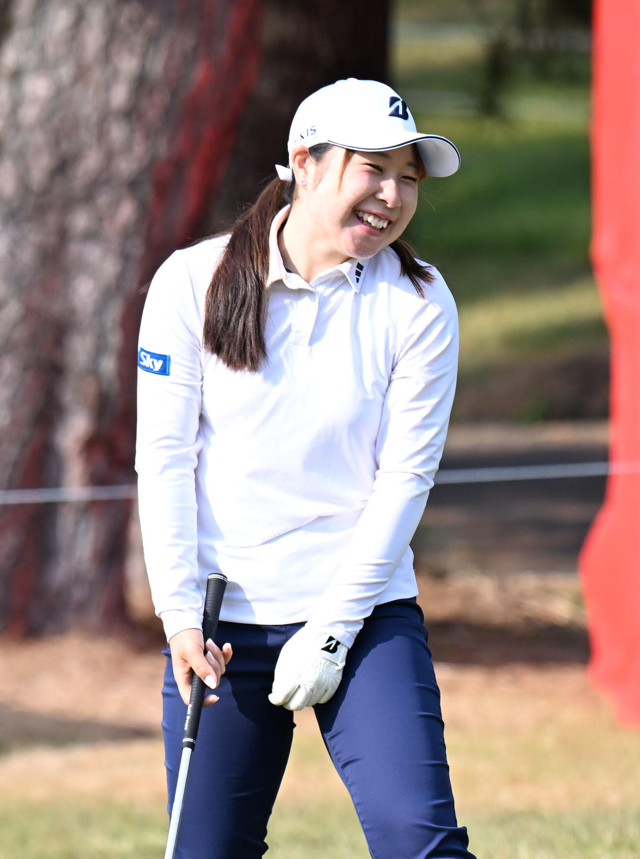 笑顔で練習ラウンドをする荒木優奈（撮影・和賀正仁）