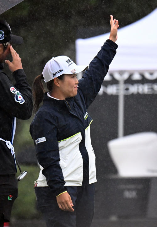 3年半ぶりの優勝を果たしファンに手を振る畑岡奈紗（撮影・和賀正仁）