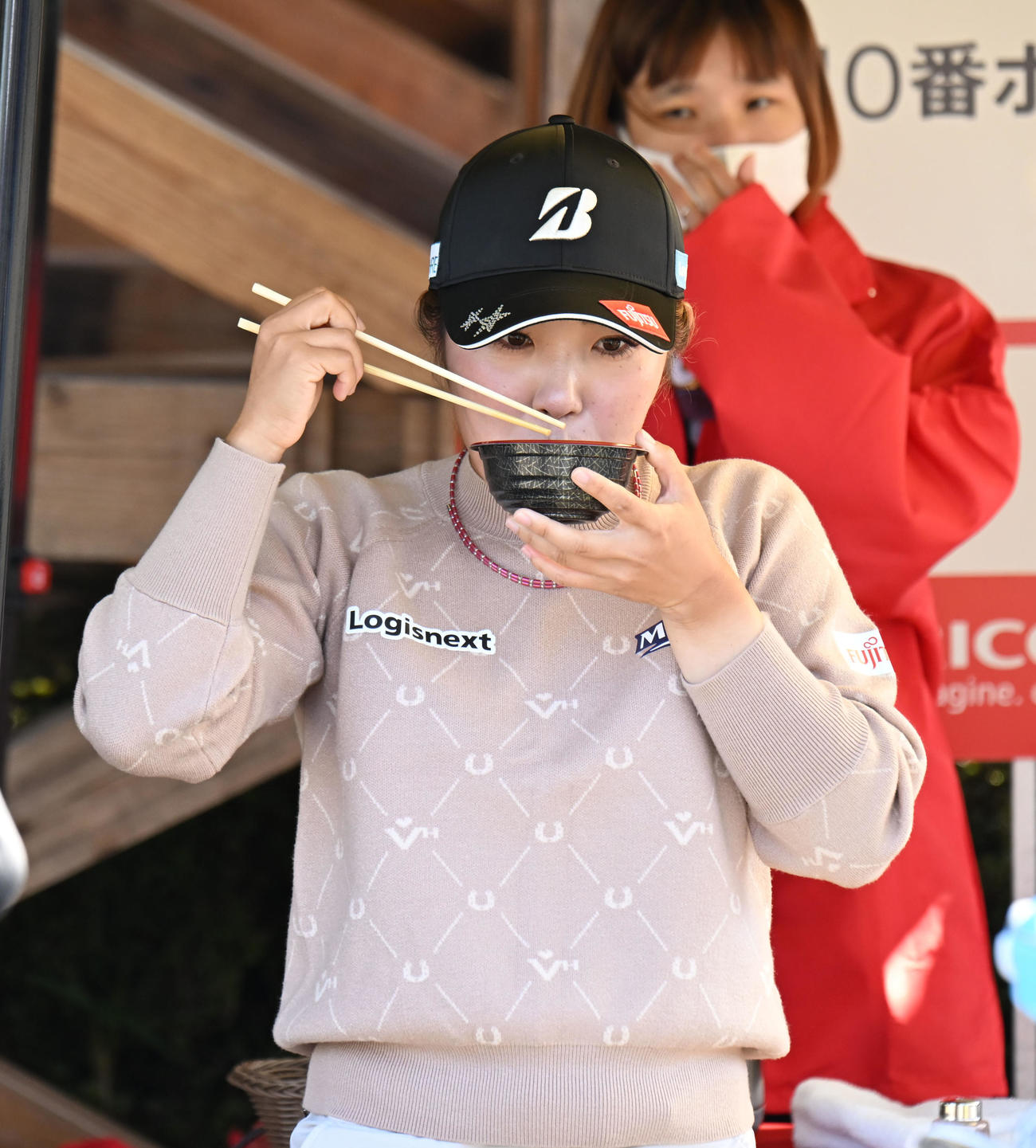 ハーフで軽い昼食をとる古江彩佳（撮影・和賀正仁）