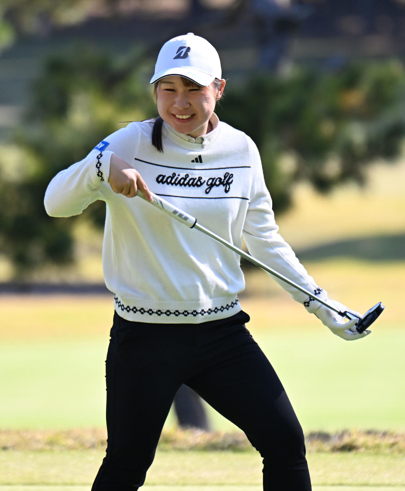 明るい表情でラウンドする荒木優奈（撮影・和賀正仁）