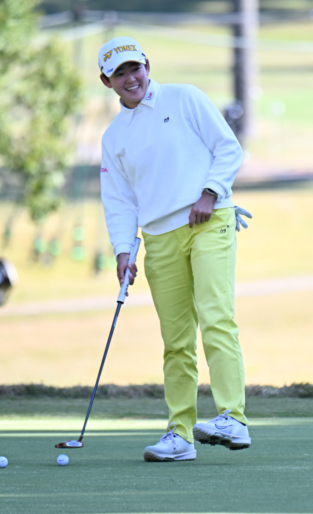 明るい表情でパターの練習をする岩井明愛（撮影・和賀正仁）
