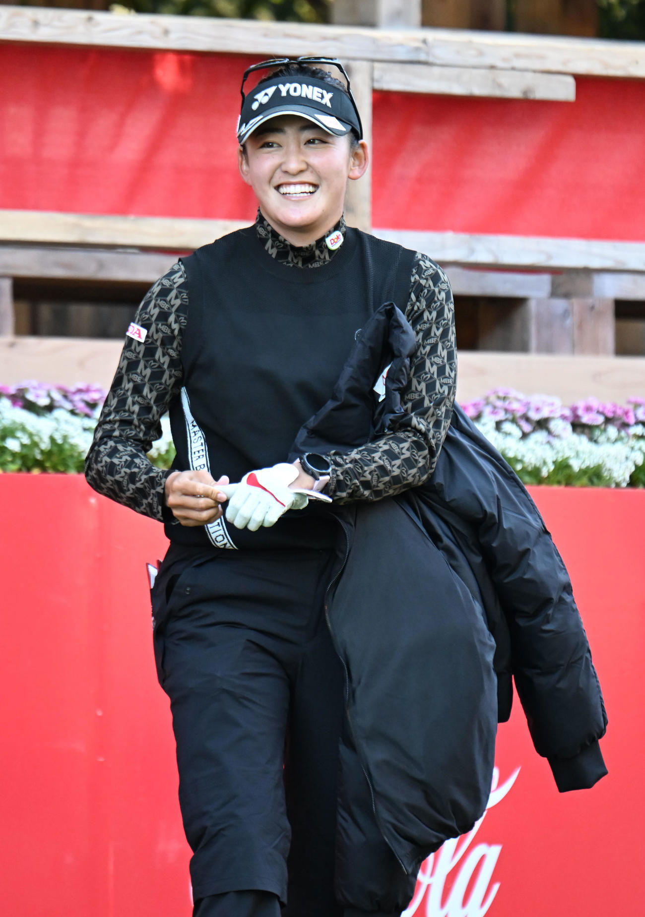 笑顔でプロアマを回る岩井千怜（撮影・和賀正仁）