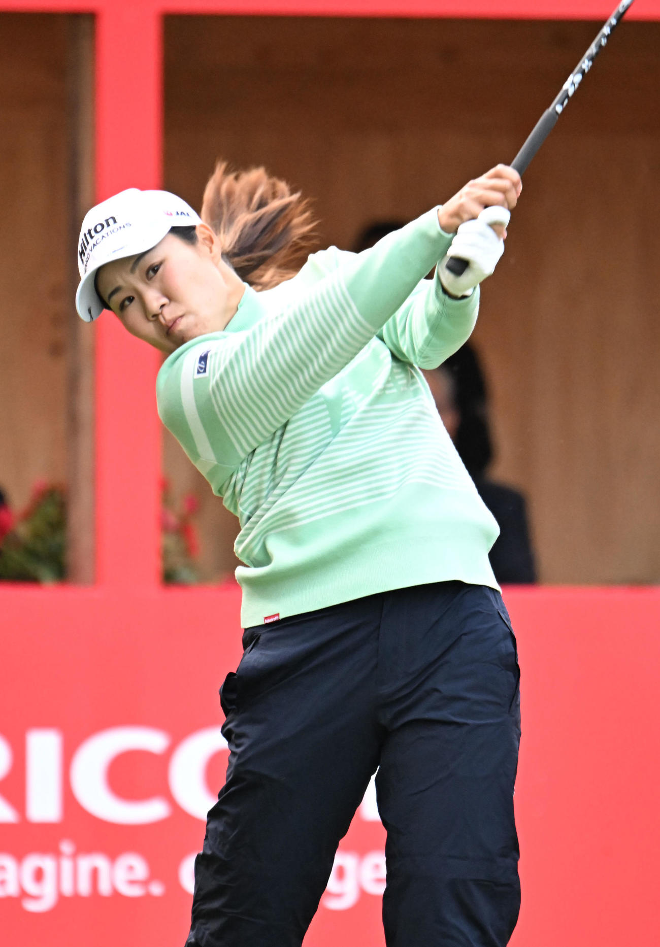 1番、ティーショットを打つ畑岡奈紗（撮影・和賀正仁）