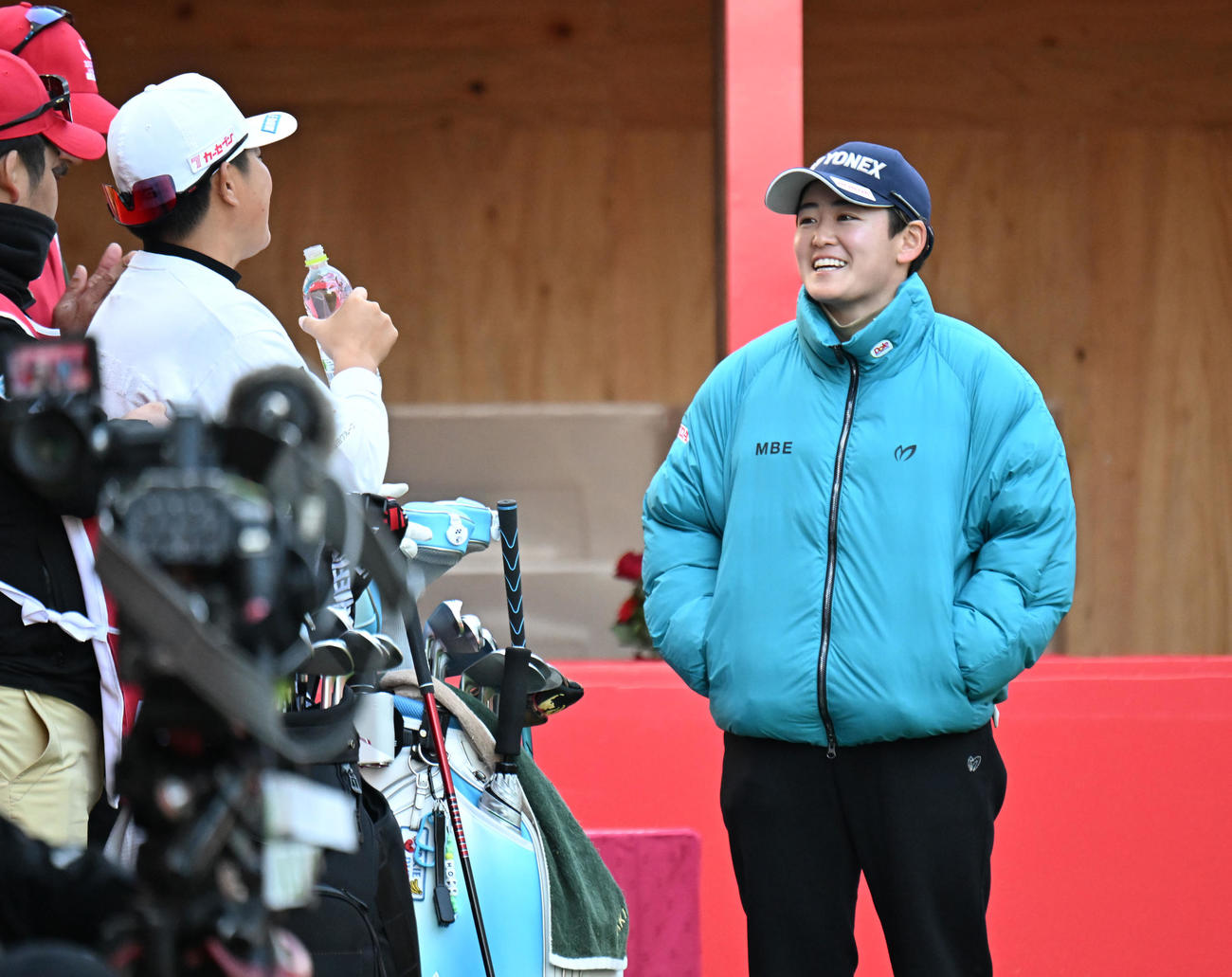1番、笑顔でスタートを待つ岩井明愛（撮影・和賀正仁）