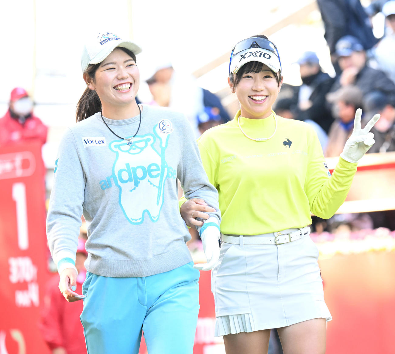 1番、笑顔でスタートする菅沼菜々（右）と桜井心那（撮影・和賀正仁）