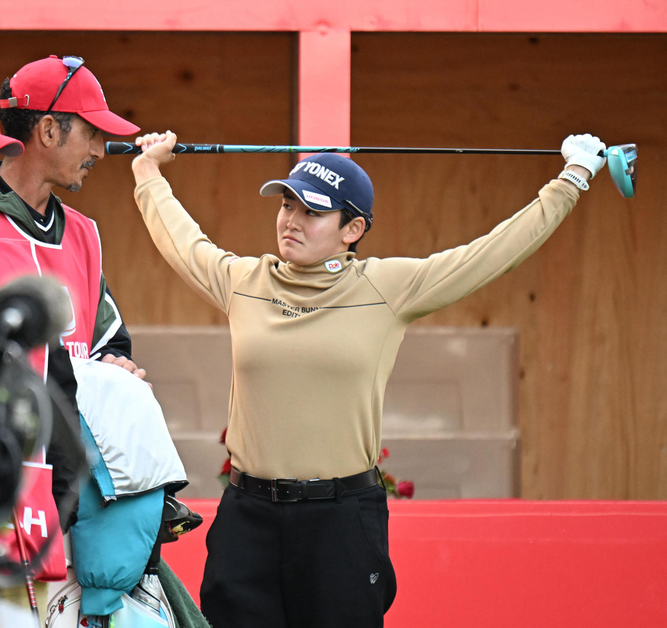 1番、柔軟する岩井明愛（撮影・和賀正仁）