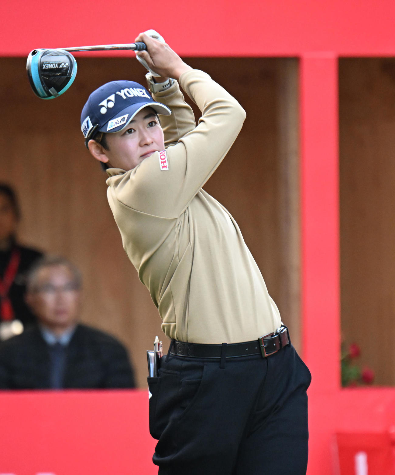 1番、ティーショットを打つ岩井明愛（撮影・和賀正仁）