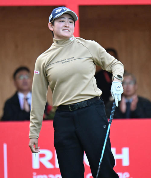 1番、ティーショットを打つ岩井明愛(撮影・和賀正仁)