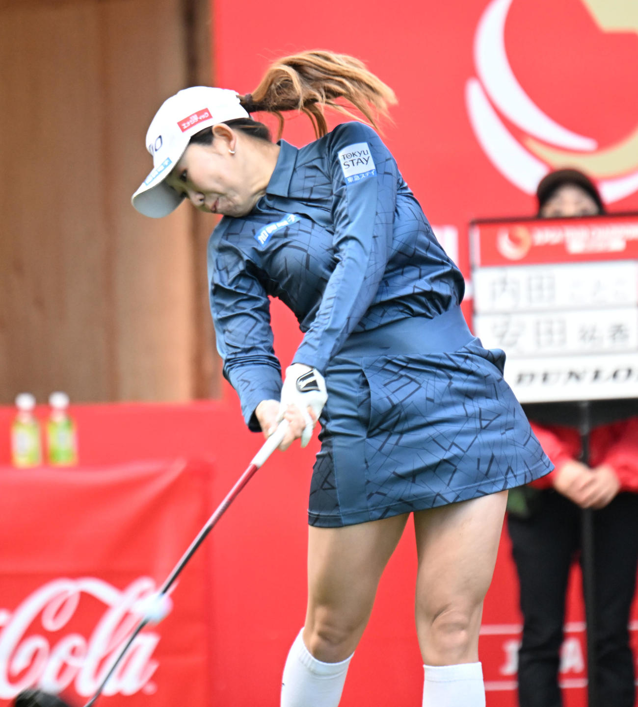 1番、ティーショットを打つ内田ことこ（撮影・和賀正仁）