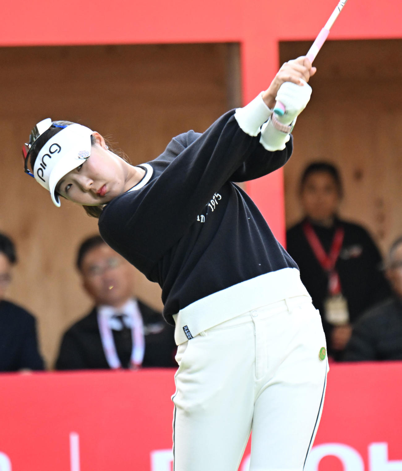 1番、ティーショットを打つ高野愛姫（撮影・和賀正仁）
