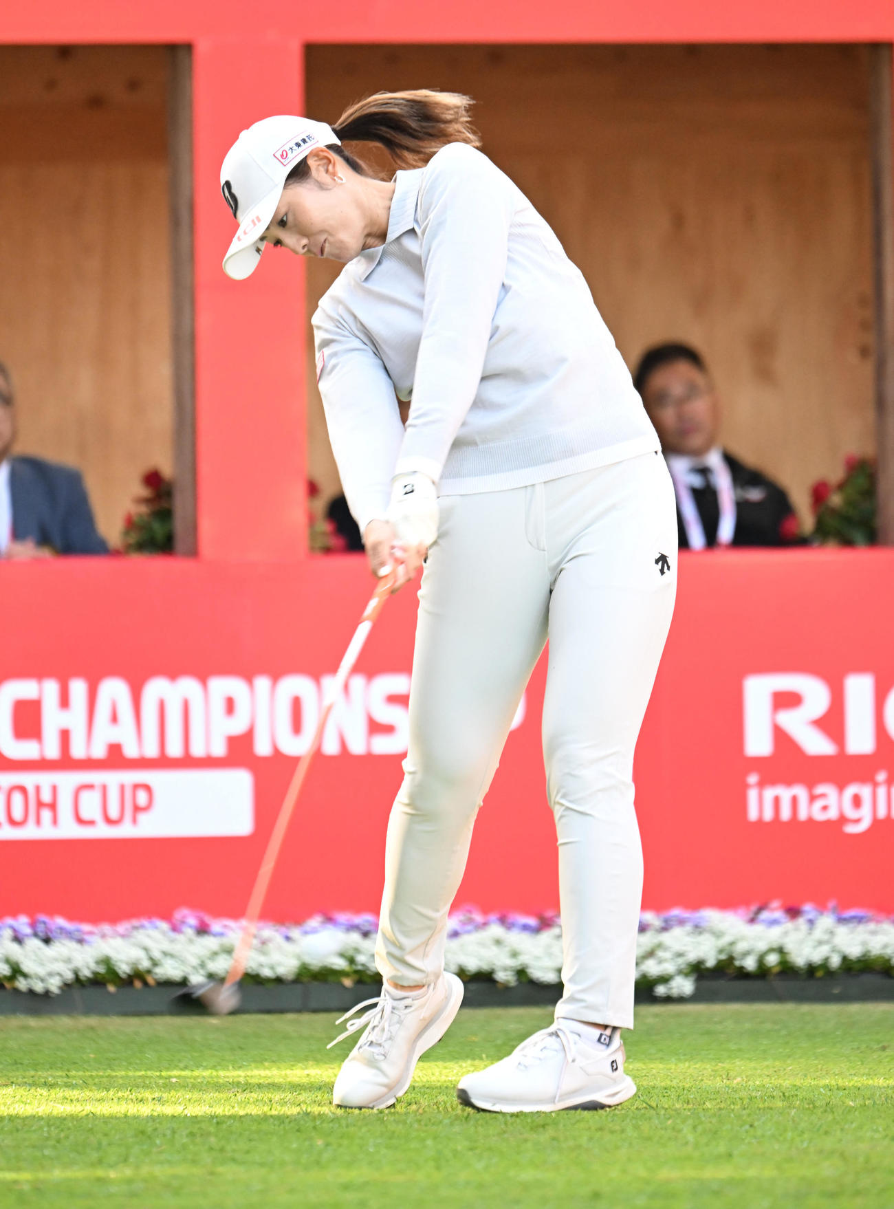 1番、ティーショットを打つ渡辺彩香（撮影・和賀正仁）