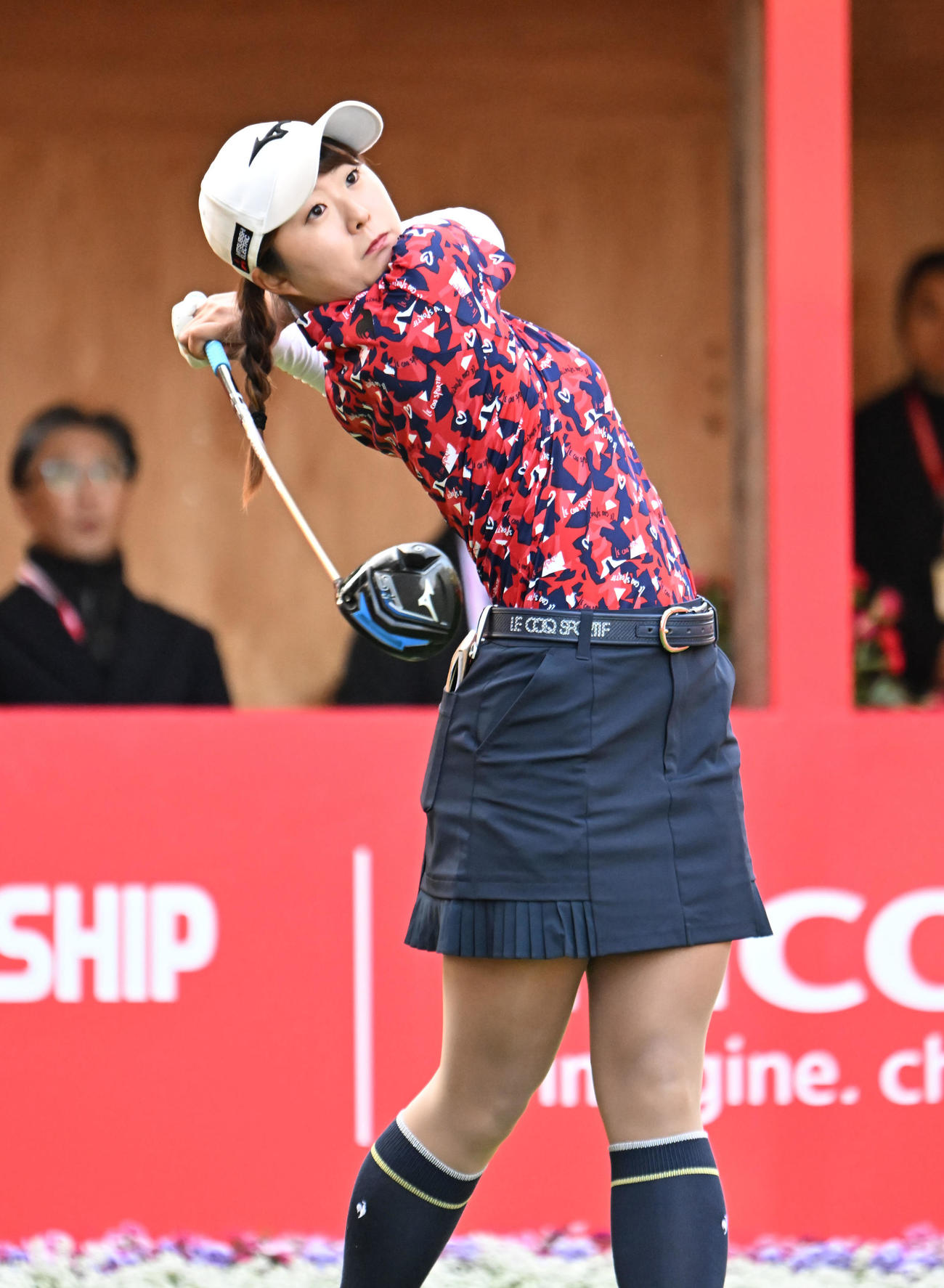 1番、ティーショットを打つ稲垣那奈子（撮影・和賀正仁）