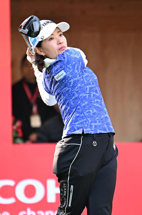1番、ティーショットを打つ永井花奈（撮影・和賀正仁）