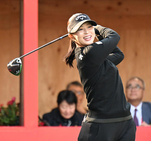 1番、笑顔で素振りする柏原明日架（撮影・和賀正仁）